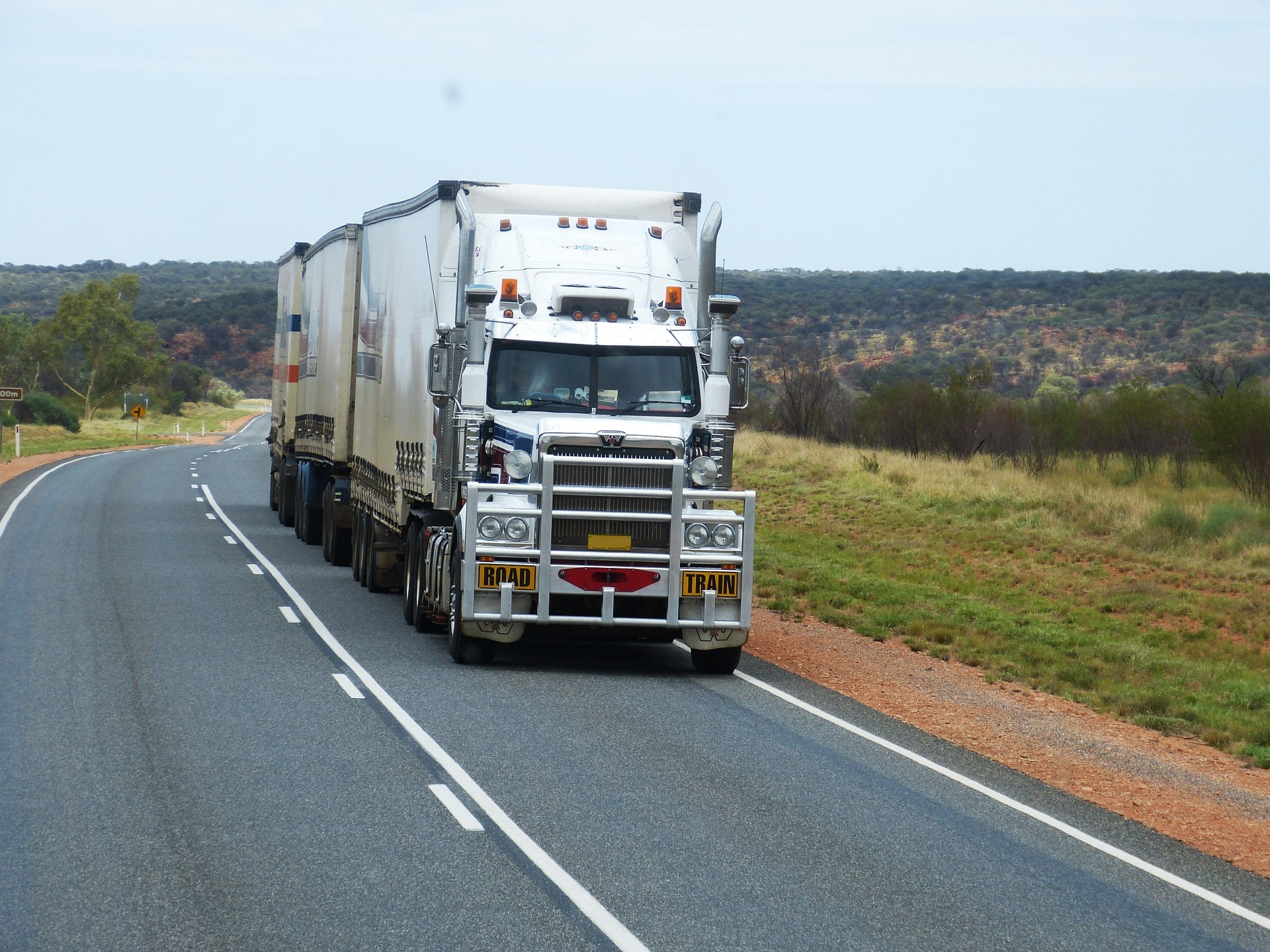 semi-trailers-534577_1920 semi-trailers
